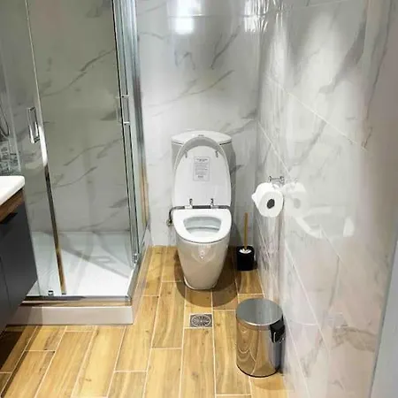 2 Bedroom Family With Free Parking Apartment